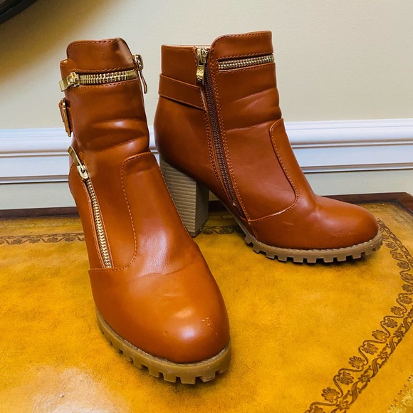 M&L Mango Rugged Biker Block Heel Zippered Lug Sole Ankle Bootie Boots Size 9 - Picture 3 of 11